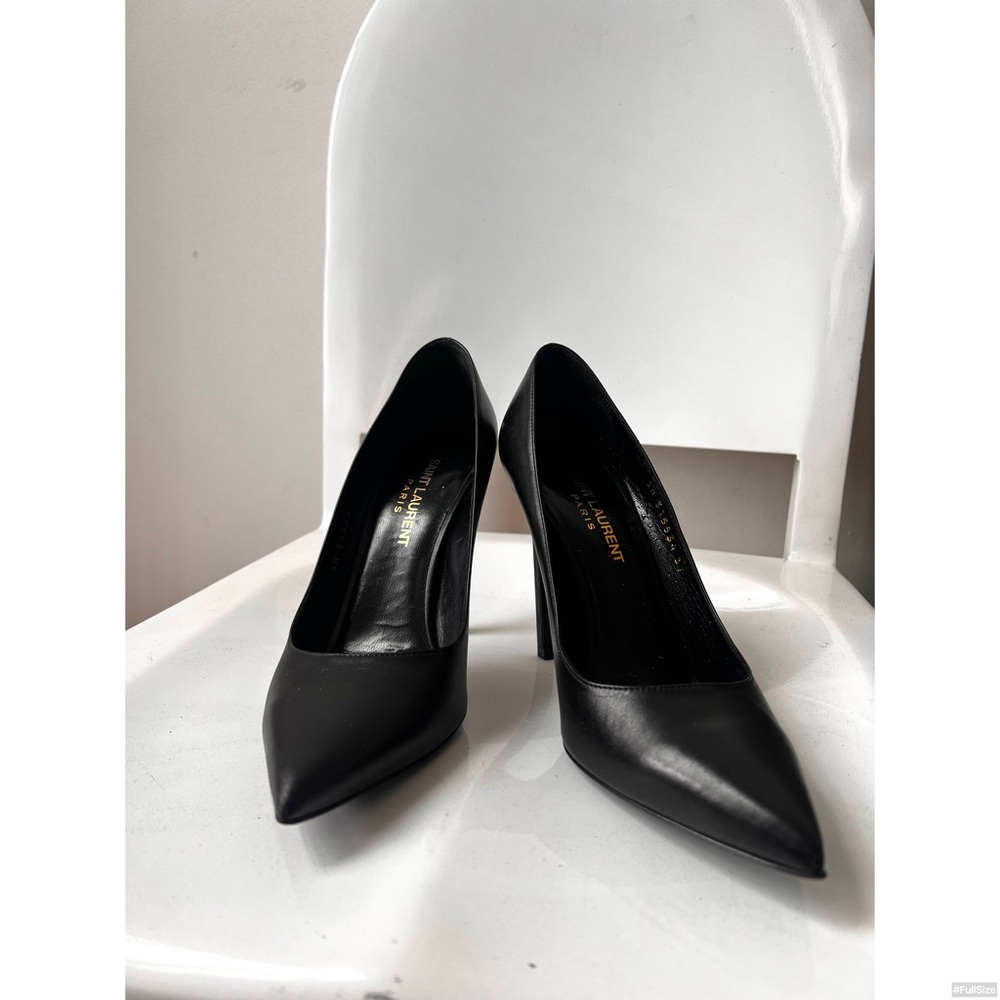Saint Laurent, Paris : Classic Black Pumps / High Heels